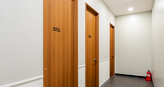 ห้องพักฟื้นและห้องพักผู้ป่วย_ โรงพยาบาล AB ชั้น 4
