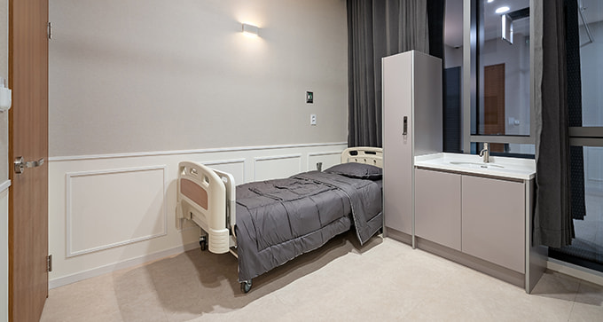 ห้องพักฟื้นและห้องพักผู้ป่วย_ โรงพยาบาล AB ชั้น 4