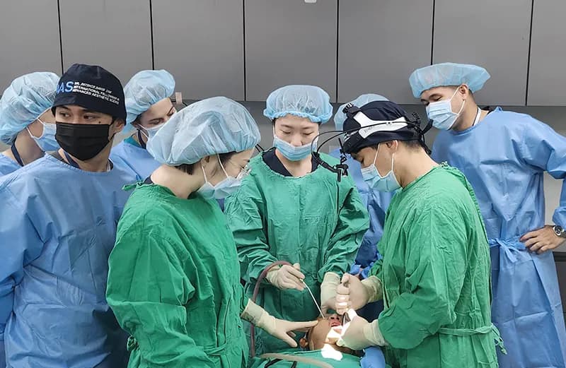ผ่าตัดศัลยกรรมโครงหน้าแบบ Live Surgery