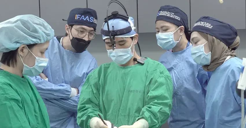 4. จัดการสาธิตการผ่าตัดยกกระชับ Live Surgery สำหรับบุคลากรทางการแพทย์ทั้งในและต่างประเทศ